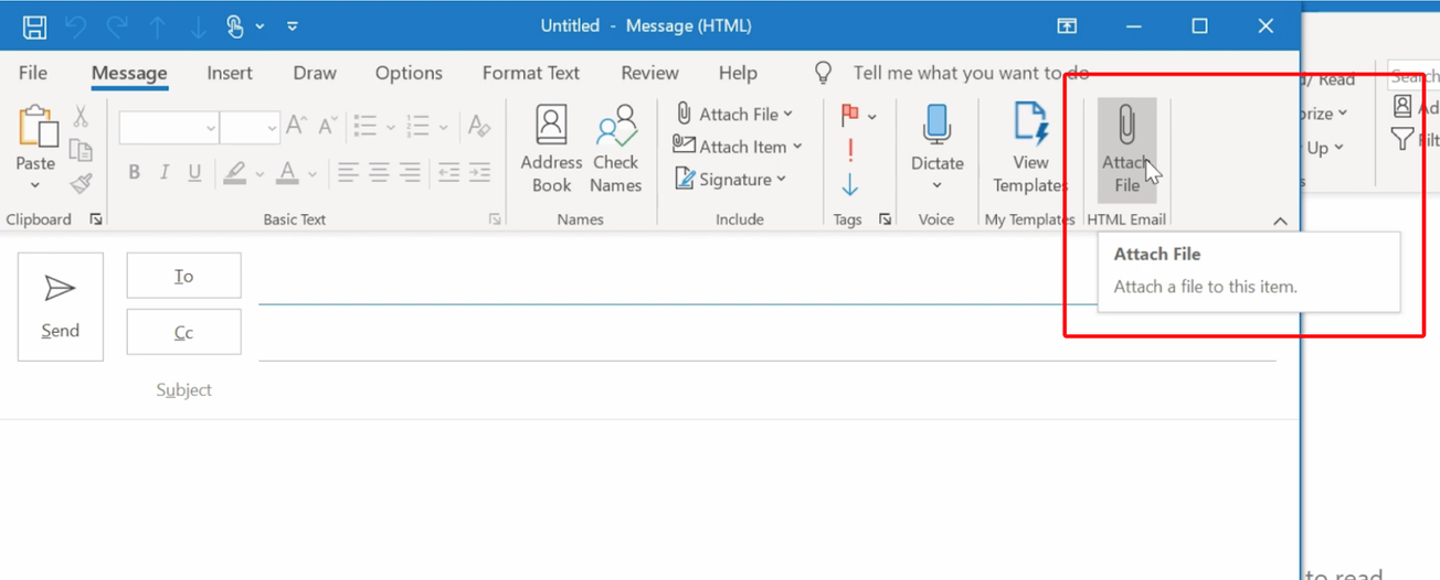 Na janela principal do Outlook, na guia 'Mensagem', a ferramenta 'Anexar arquivo' (representada por um ícone de clipe de papel) é destacada e emoldurada por uma caixa vermelha.  O mouse pairando sobre o ícone trouxe uma caixa de texto ALT que diz 'Anexar arquivo: anexar um arquivo a este item'.