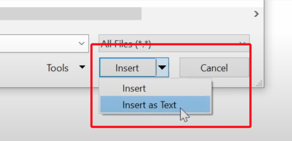 Close-up do seletor de arquivo onde o botão 'Inserir' é destacado por uma caixa vermelha ao redor dele.  A seta para baixo ao lado do botão é clicada e o mouse passa sobre a segunda opção no menu que diz 'Inserir como texto'.