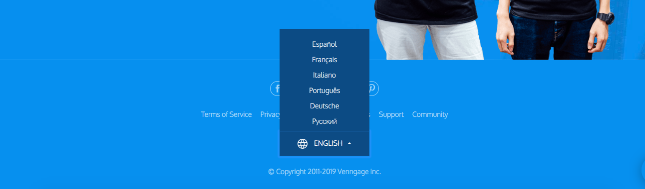 Una imagen recortada del pie de página del sitio web de Venngage. El menú de idioma aparece y está abierto, con una lista de idiomas en los que está disponible el sitio web. El idioma seleccionado, 'Inglés', aparece en letras mayúsculas.