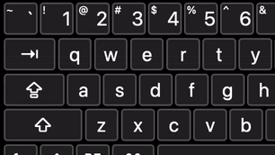 Primer plano de un teclado accesible en pantalla, lado izquierdo, cuatro filas superiores.  La tecla de mayúsculas está bordeada en rojo cuando está activada, y la tecla de tabulación está resaltada por un borde rojo parpadeante cuando se presiona.