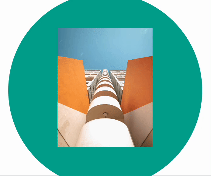 Eine Teilansicht einer Design-Leinwand im Venngage-Editor zeigt einen hellblau-grünen Hintergrund mit einem darüber geschichteten Foto eines weiß-orangefarbenen Gebäudes.  Ein Benutzer klickt auf das Foto, um es auszuwählen, und der Begrenzungsrahmen erscheint als dünner blauer Rand um das Foto herum, mit kleinen Symbolen in den Ecken des Fotos und an den Seiten.  Der Benutzer klickt auf das kleine weiße Quadratsymbol in der oberen rechten Ecke des Begrenzungsrahmens und zieht vom Foto weg, um es auf der Leinwand zu vergrößern.  Der Benutzer zieht dann zum Foto und verkleinert es.