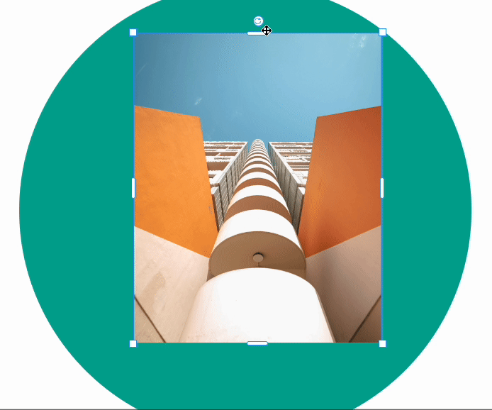 Eine Teilansicht einer Design-Leinwand im Venngage-Editor zeigt einen hellblau-grünen Hintergrund mit einem darüber geschichteten Foto eines weiß-orangefarbenen Gebäudes.  Ein Benutzer klickt auf das Foto, um es auszuwählen, und der Begrenzungsrahmen erscheint als dünner blauer Rand um das Foto herum, mit kleinen Symbolen in den Ecken des Fotos und an den Seiten.  Der Benutzer klickt auf das kleine blaue kreisförmige Pfeilsymbol oben in der Mitte des Begrenzungsrahmens und zieht nach rechts und dann nach links. Dabei ändert er die Ausrichtung des Fotos, sodass es zunächst um 90° und dann um 180° gedreht erscheint.