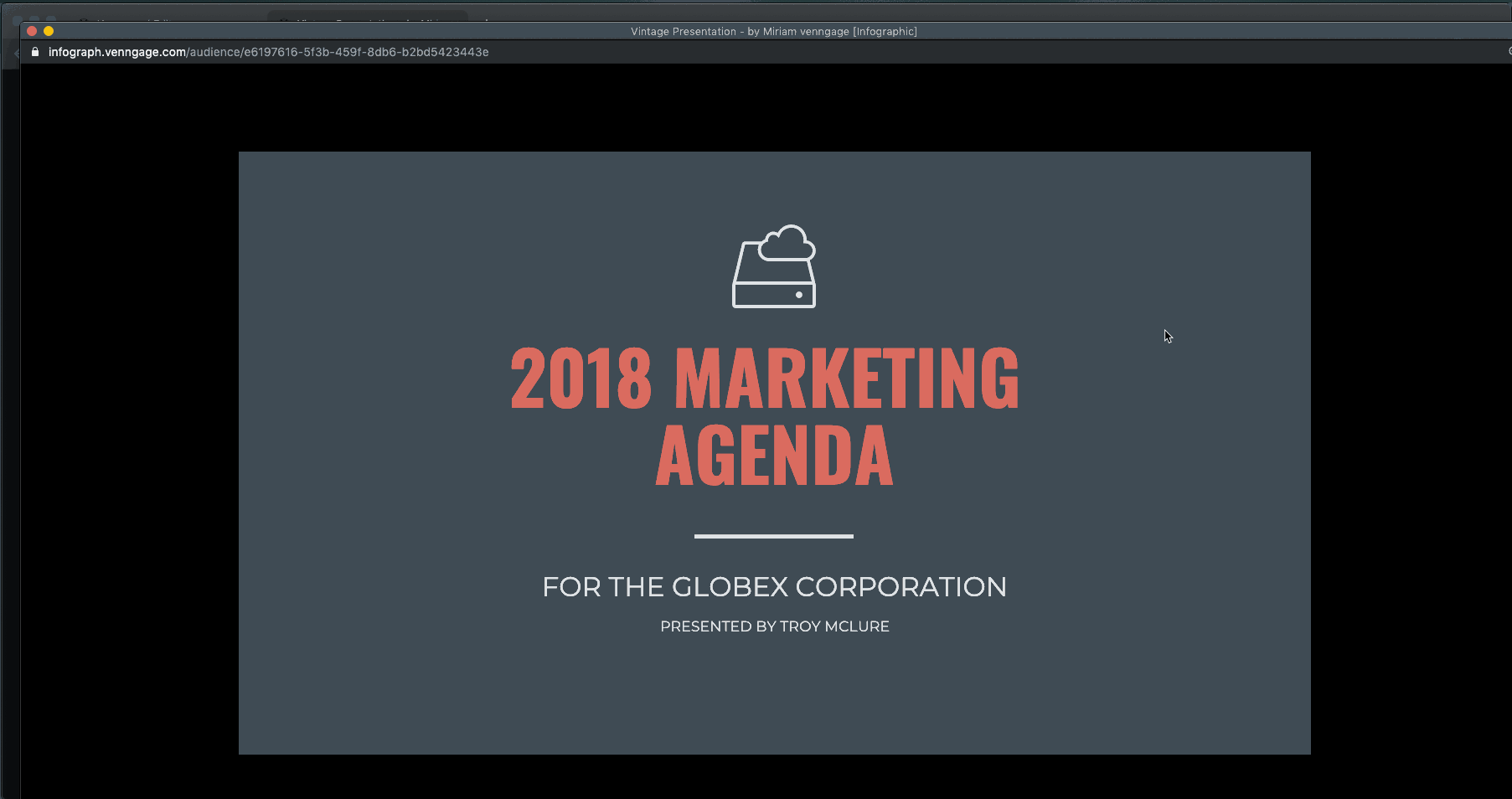 Uma janela com uma apresentação de slides intitulada Agenda de marketing 2019 preenche a tela.  Um usuário puxa a janela para baixo, para revelar a guia de anotações do orador abaixo dela, que mostra uma contagem de slides atual e um painel de visualização à direita com anotações do orador.